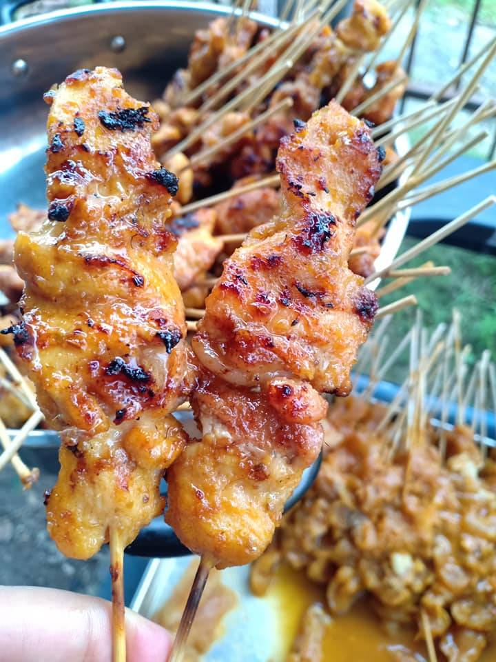 Sate Ayam Bu Sikar: Rasa yang Menggigit Hati di Jantung Cilacap