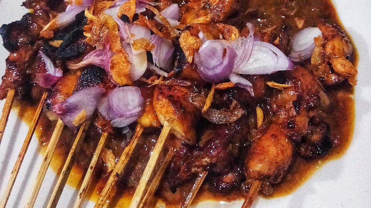 Sate Ayam Bu Sikar: Rasa yang Menggigit Hati di Jantung Cilacap